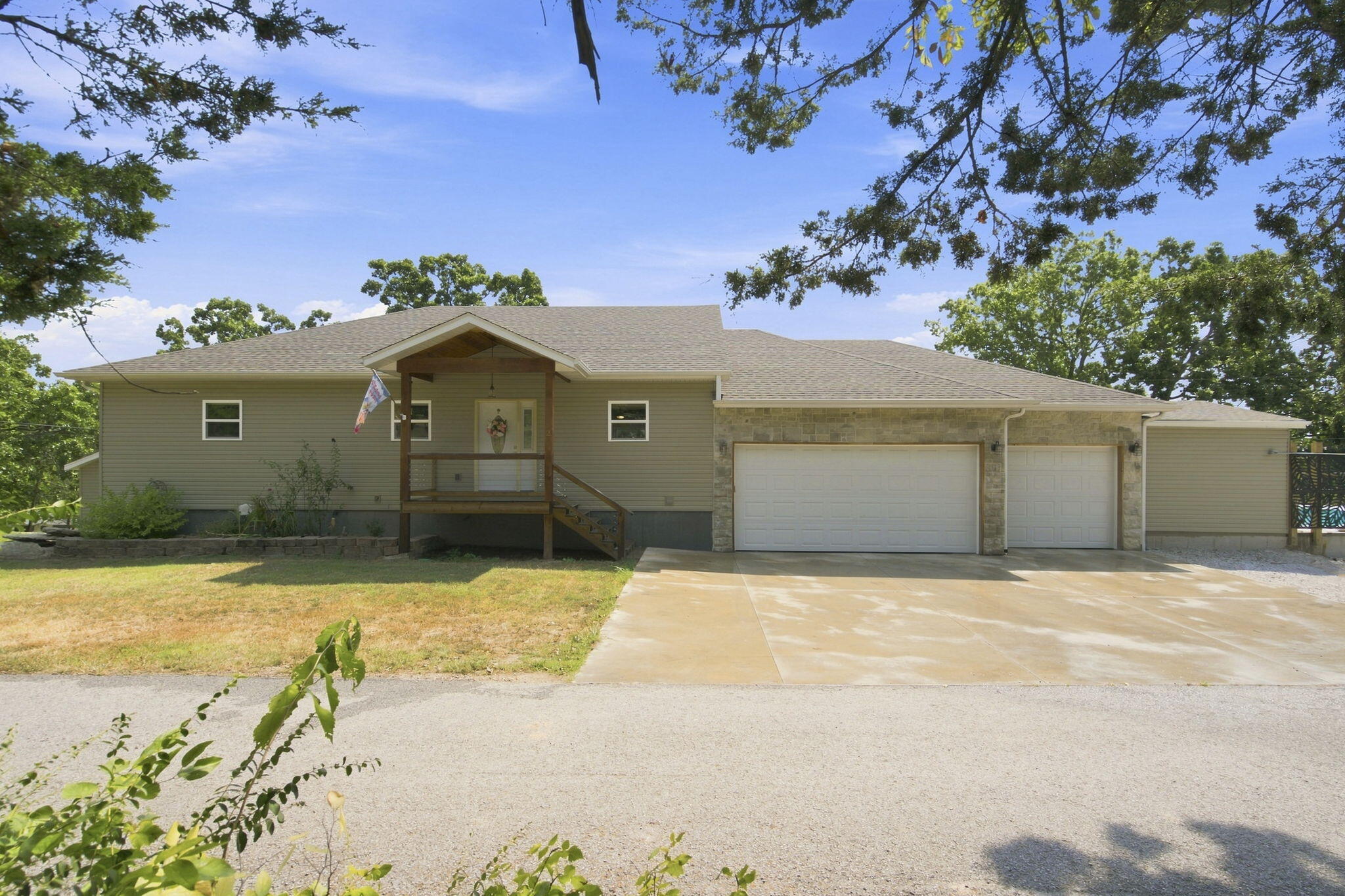 2 Golden Circle Property Photo 2