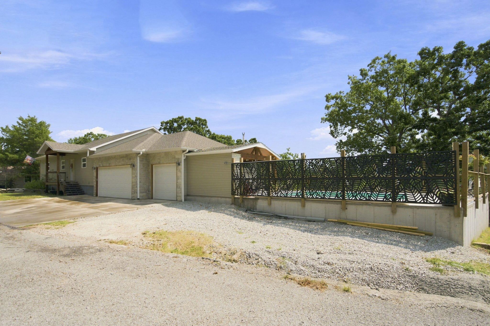 2 Golden Circle Property Photo 4
