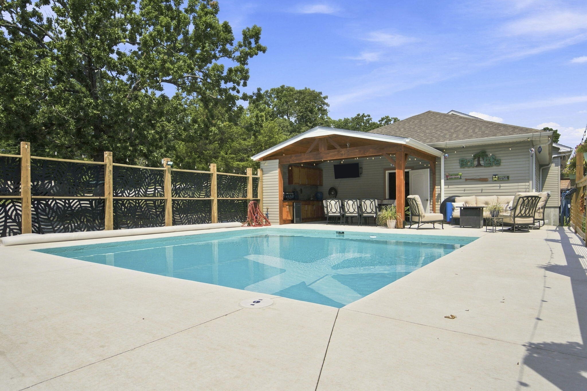2 Golden Circle Property Photo 28