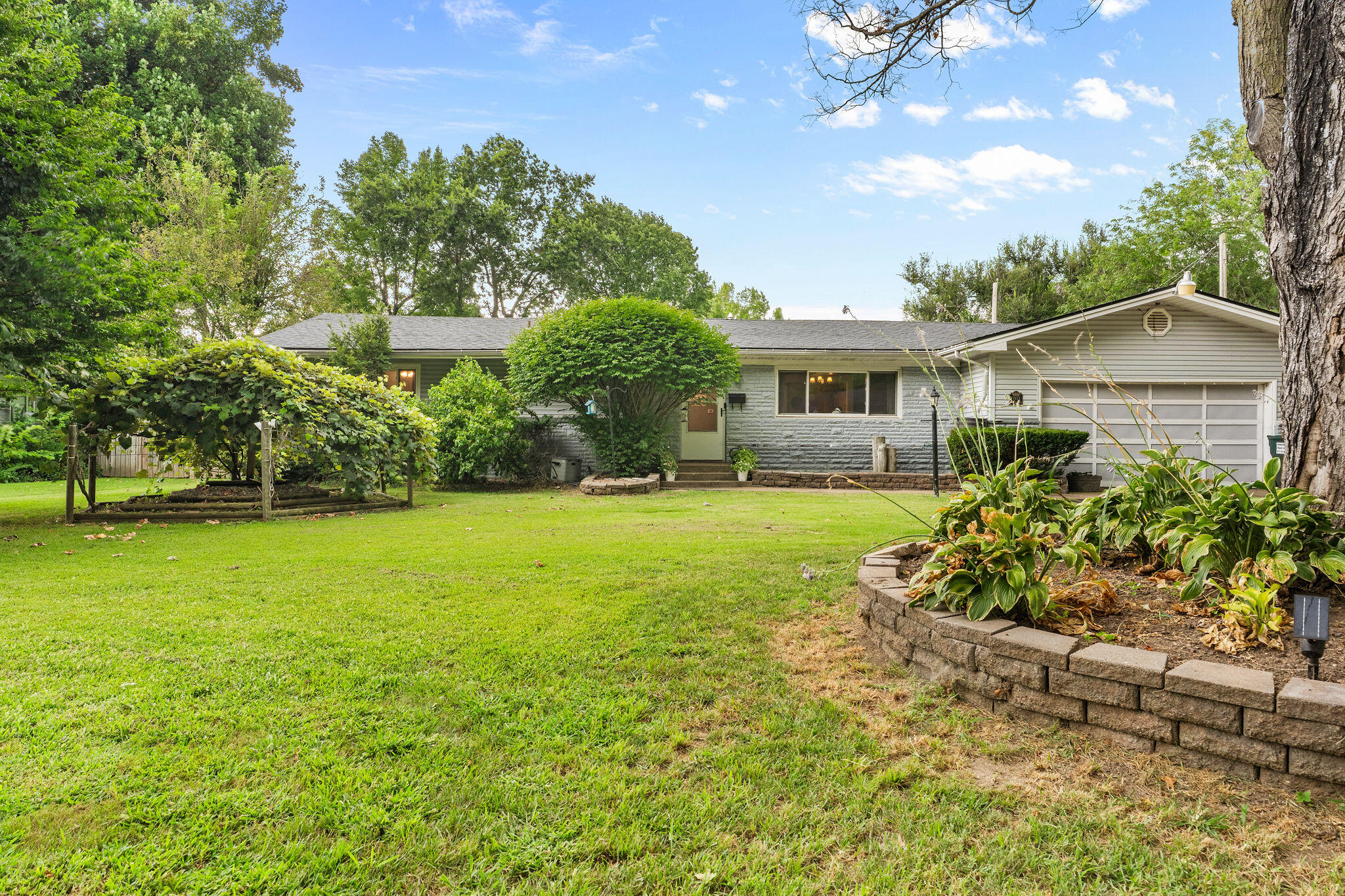 1953 South Meadowview Avenue Property Photo 4