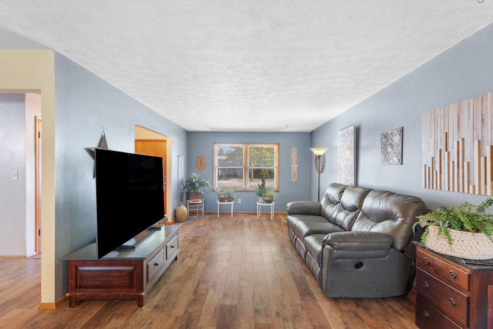 2648 East Grand Street Property Photo 8