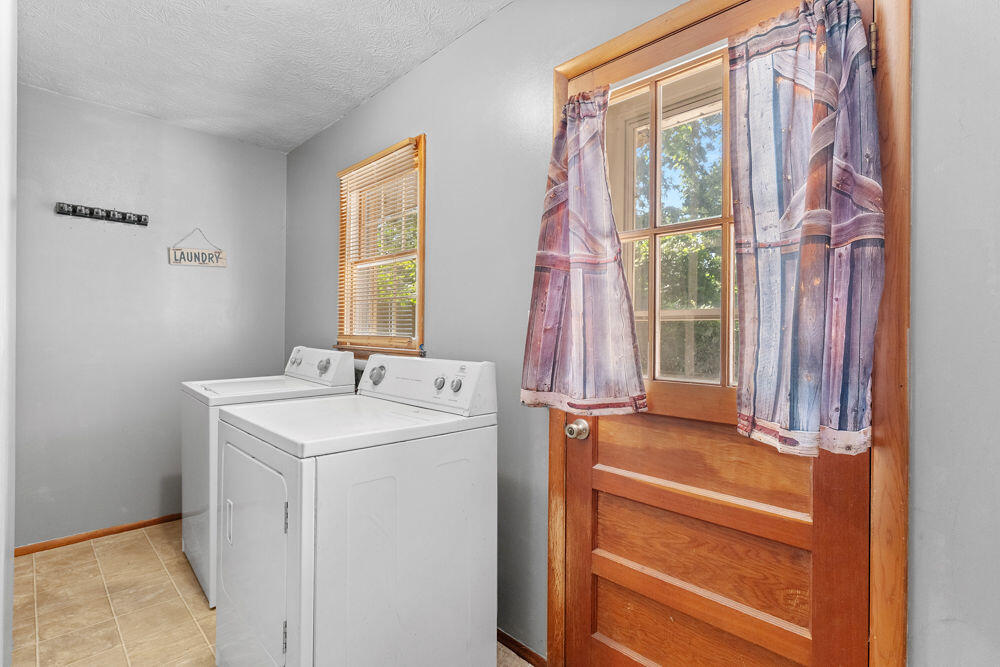 2648 East Grand Street Property Photo 11