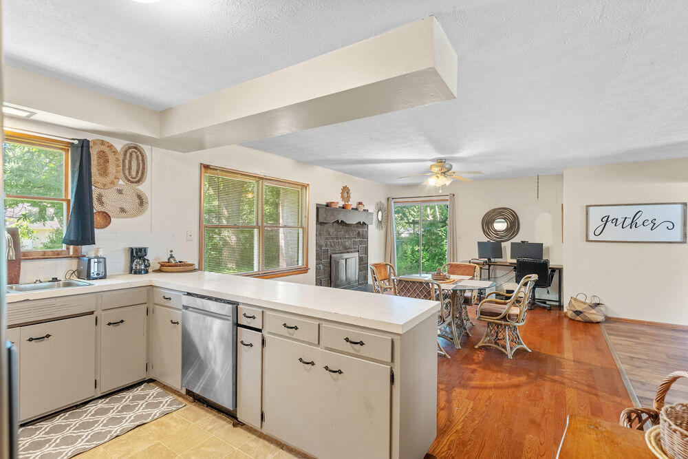 2648 East Grand Street Property Photo 12
