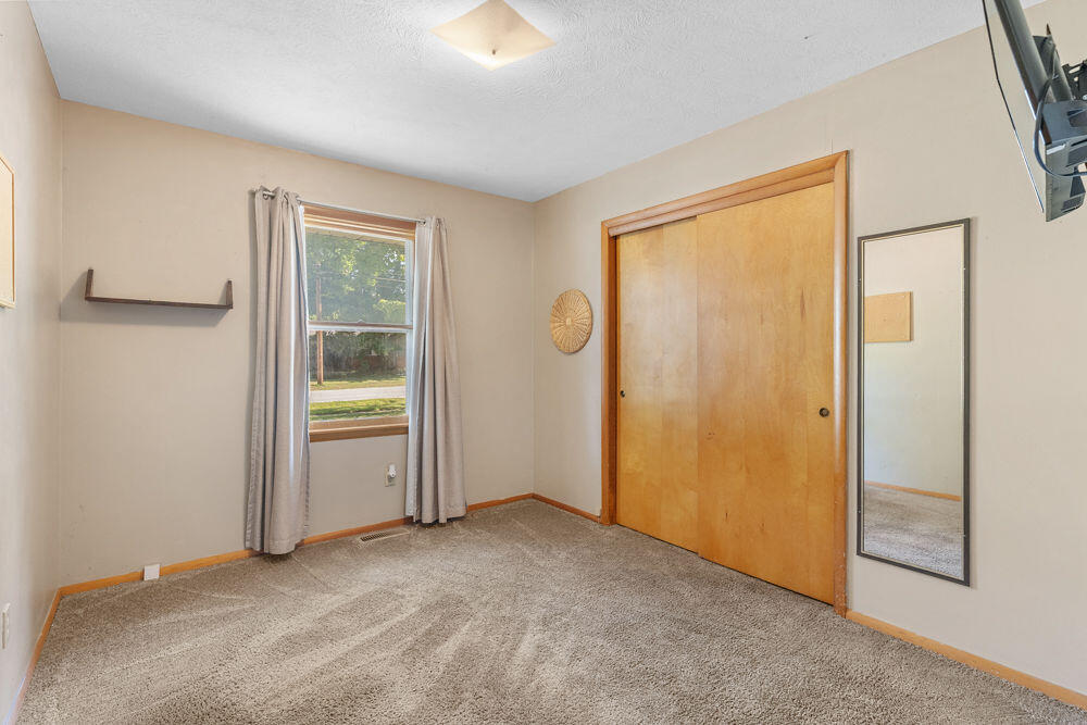 2648 East Grand Street Property Photo 18