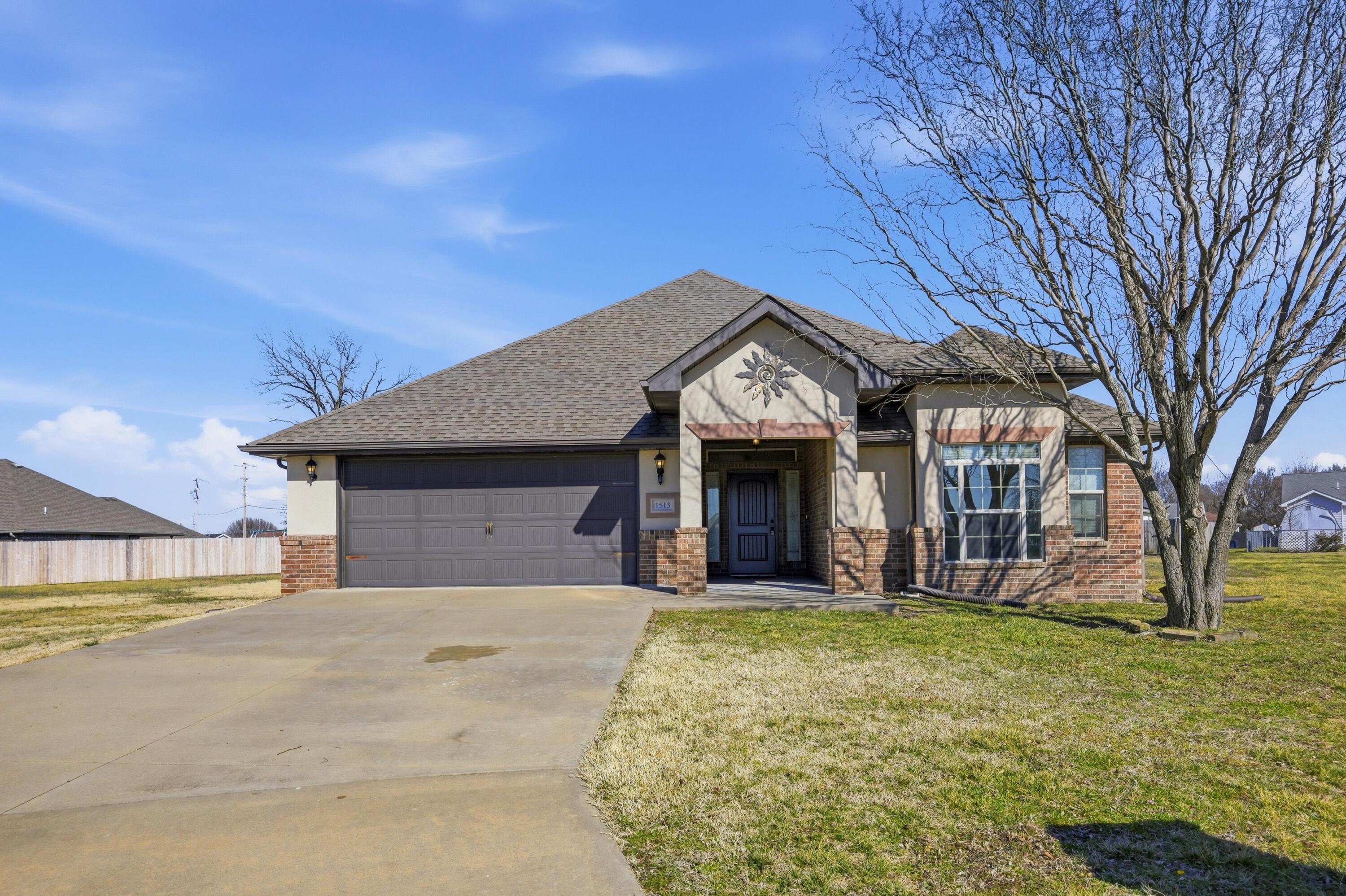 1513 Arthurs Court Property Photo 3