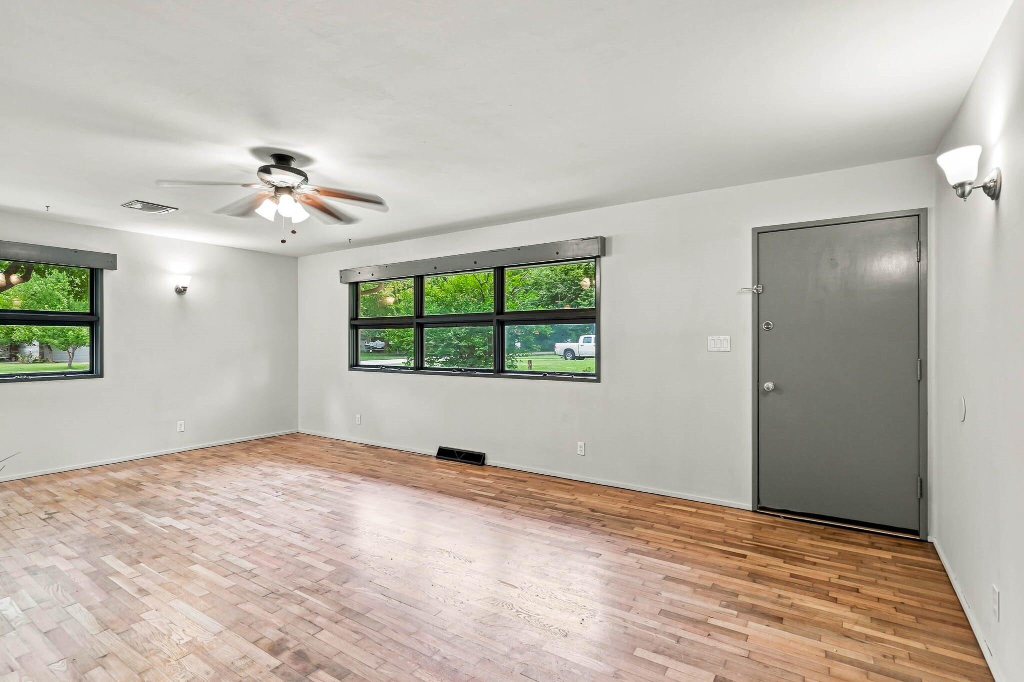 746 North Oak Grove Avenue Property Photo 6