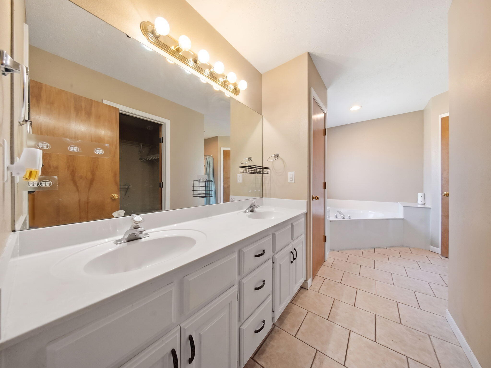 605 West Chandler Drive Property Photo 25