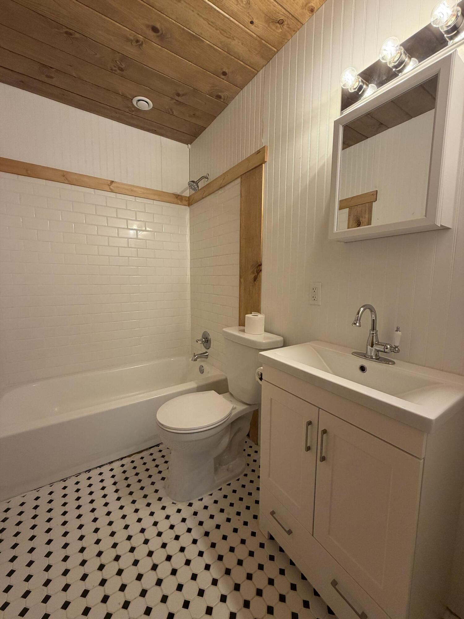 513 South Elm Street Property Photo 5