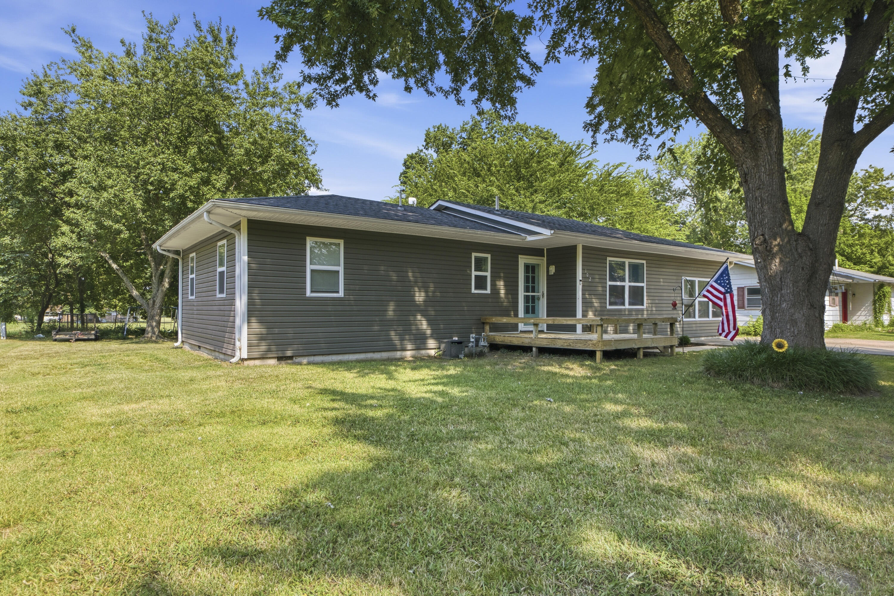 102 Greenfield Circle Property Photo 2
