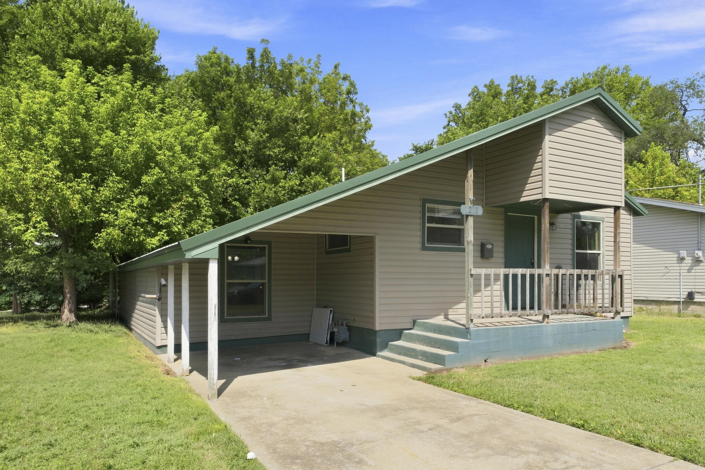 1211 North Warren Avenue Property Photo 3