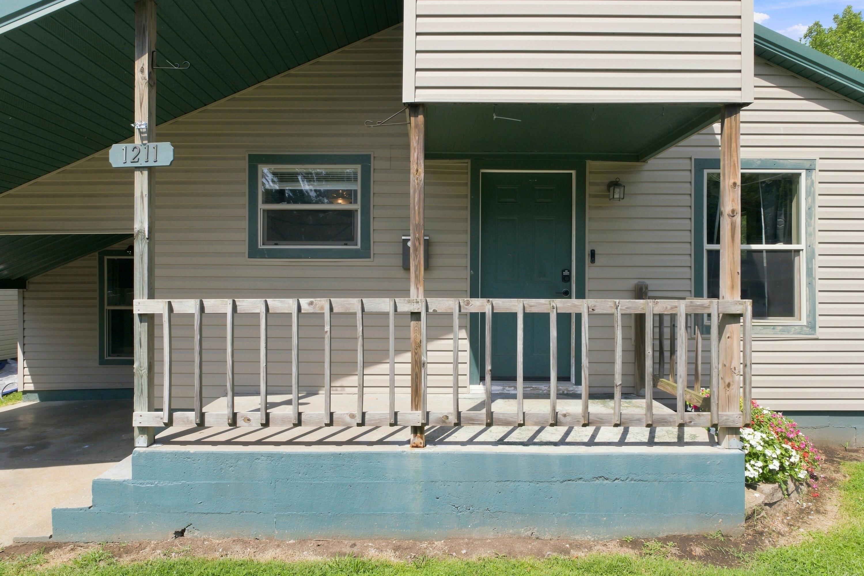 1211 North Warren Avenue Property Photo 4