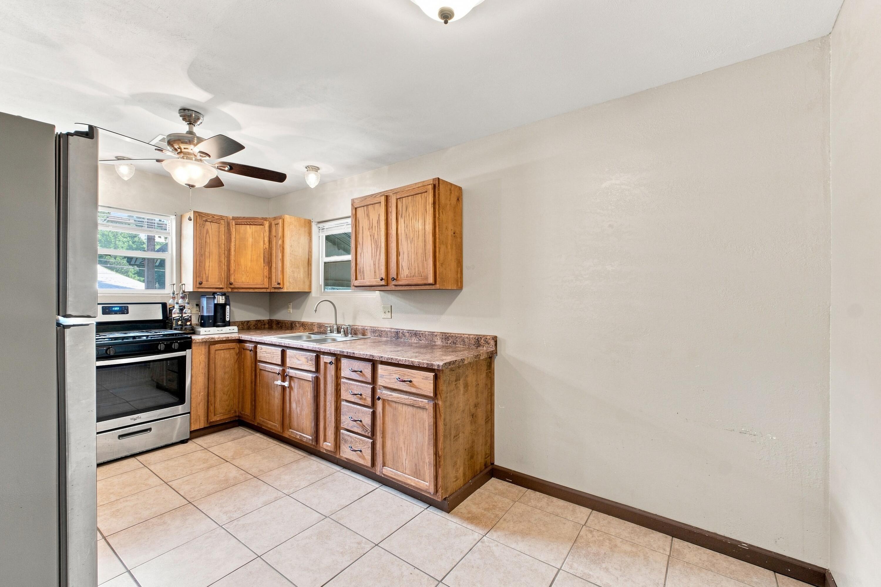 1211 North Warren Avenue Property Photo 14