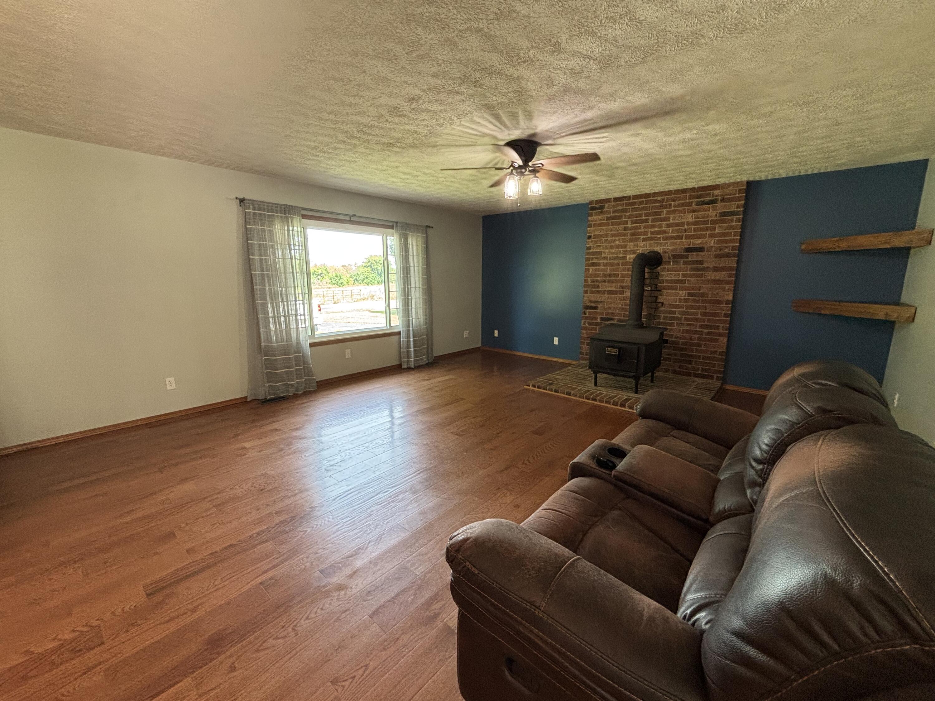 17722 Lawrence 1200 Property Photo 2