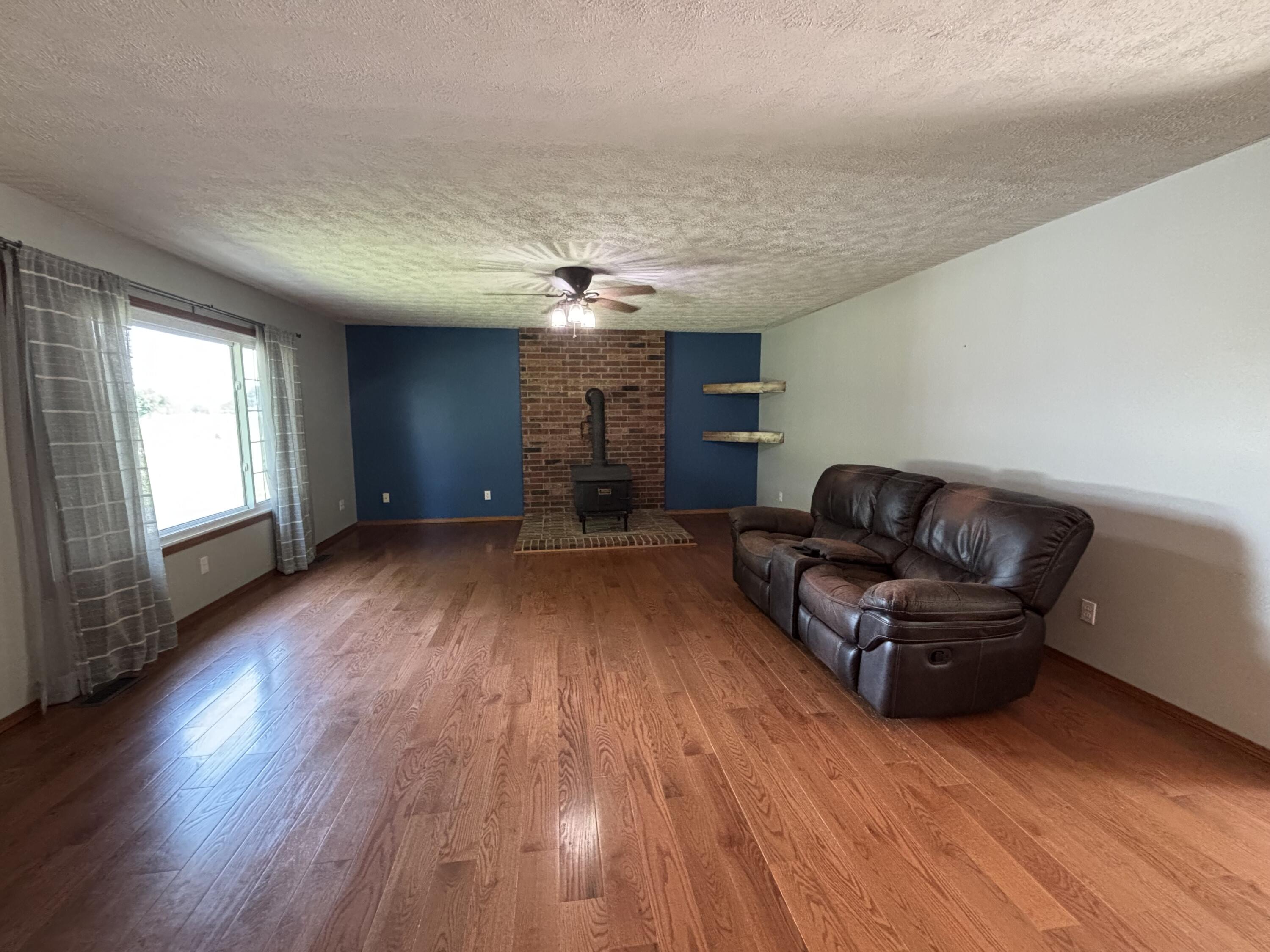 17722 Lawrence 1200 Property Photo 3
