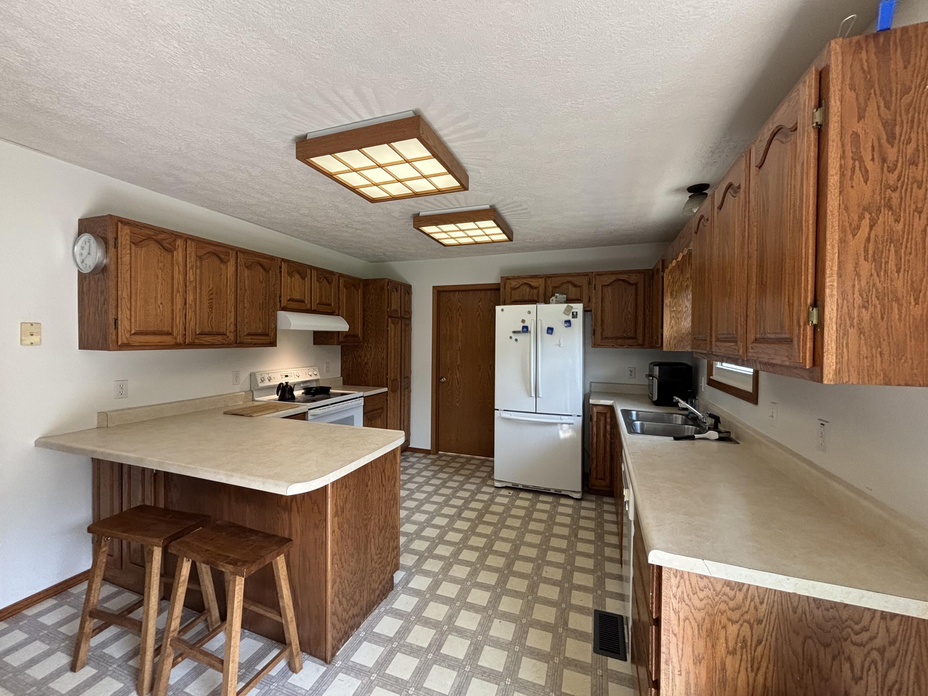 17722 Lawrence 1200 Property Photo 5
