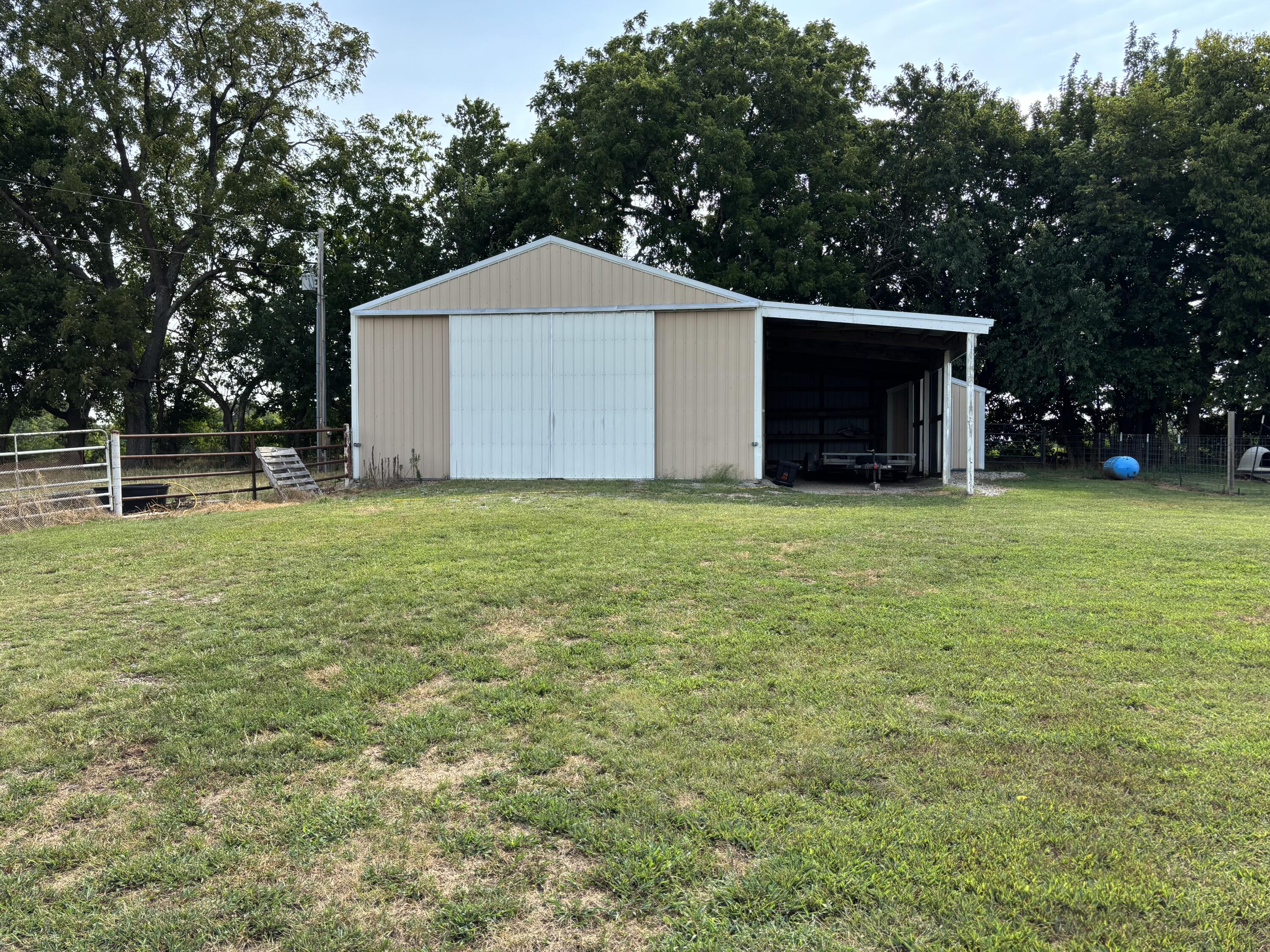 17722 Lawrence 1200 Property Photo 20