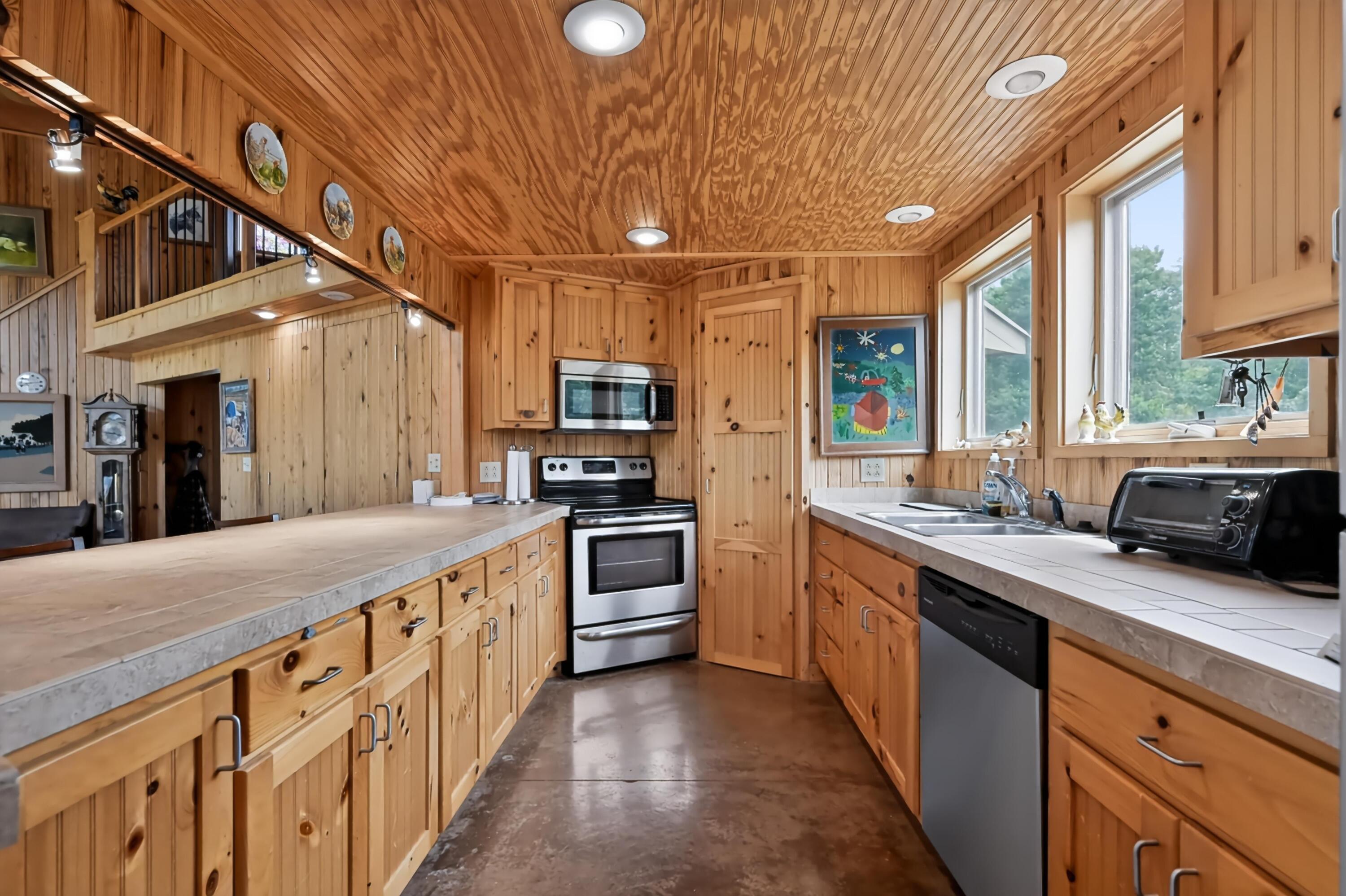 9550 Maple Road Property Photo 14
