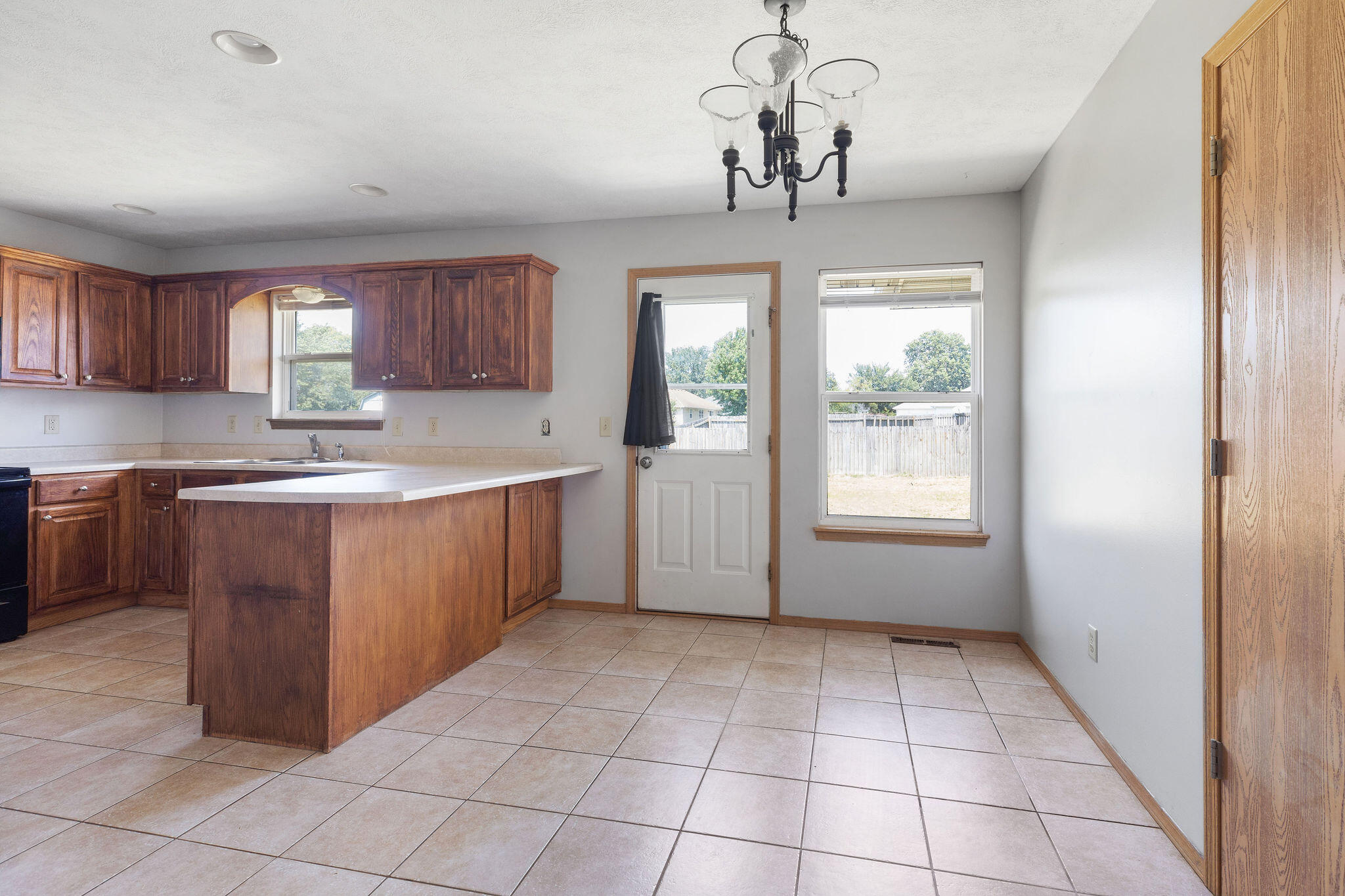 785 West Apache Street Property Photo 5