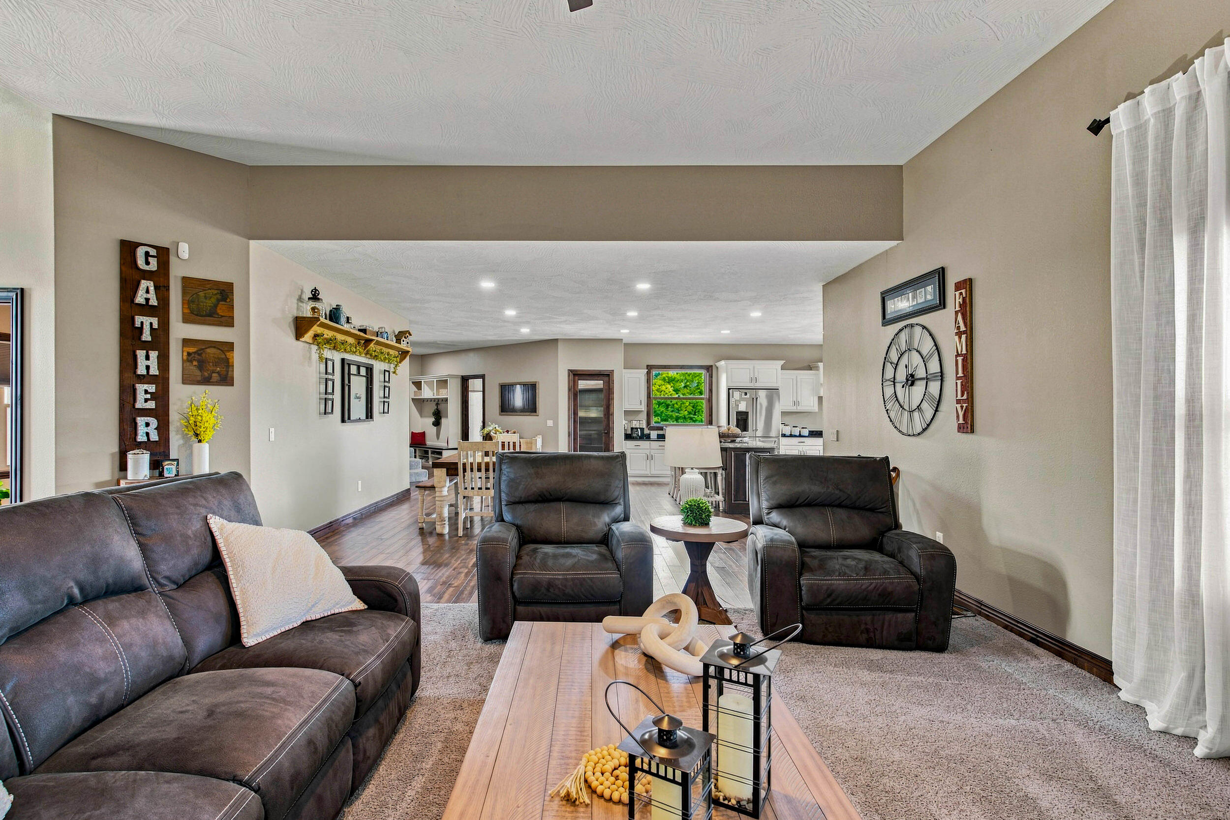 22554 Lawrence 1200 Property Photo 15