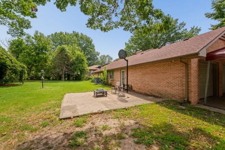 301 East Walnut Street Property Photo 6