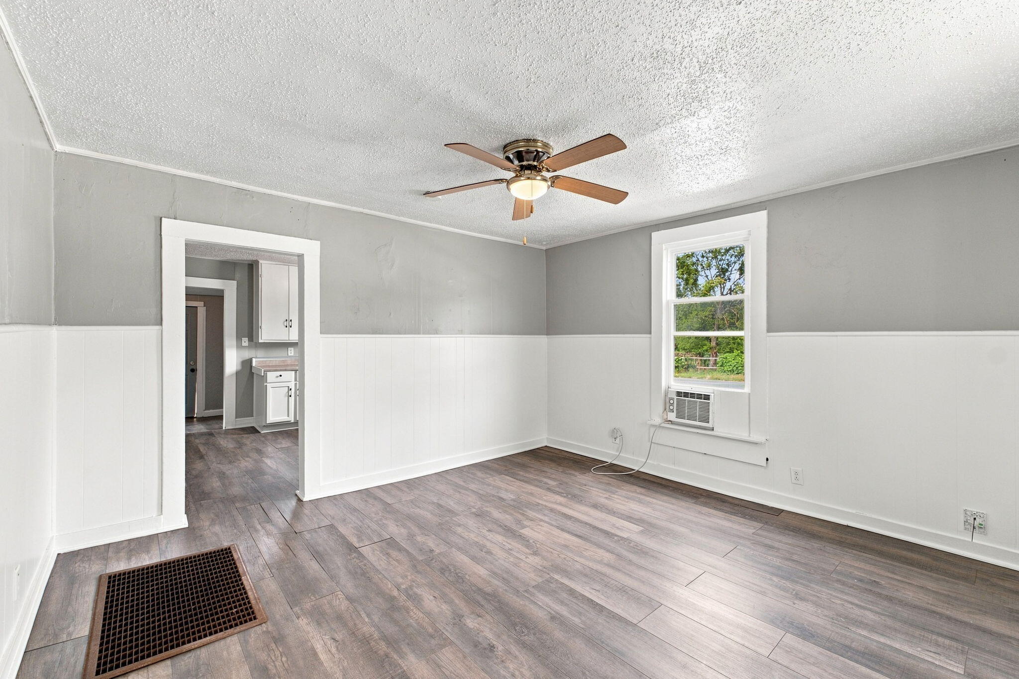 2424 West Elm Street Property Photo 6
