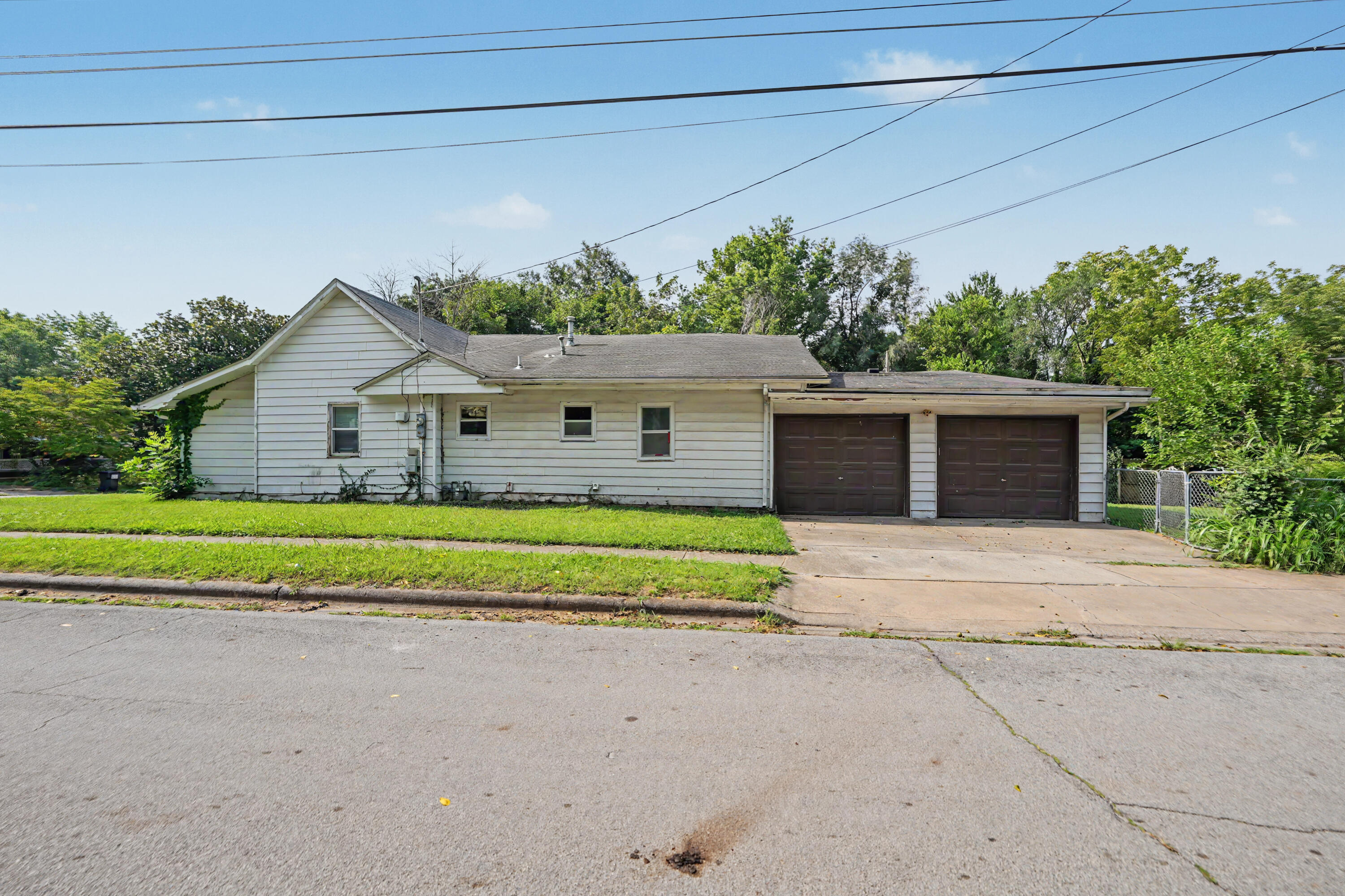 801 South Newton Avenue Property Photo 6