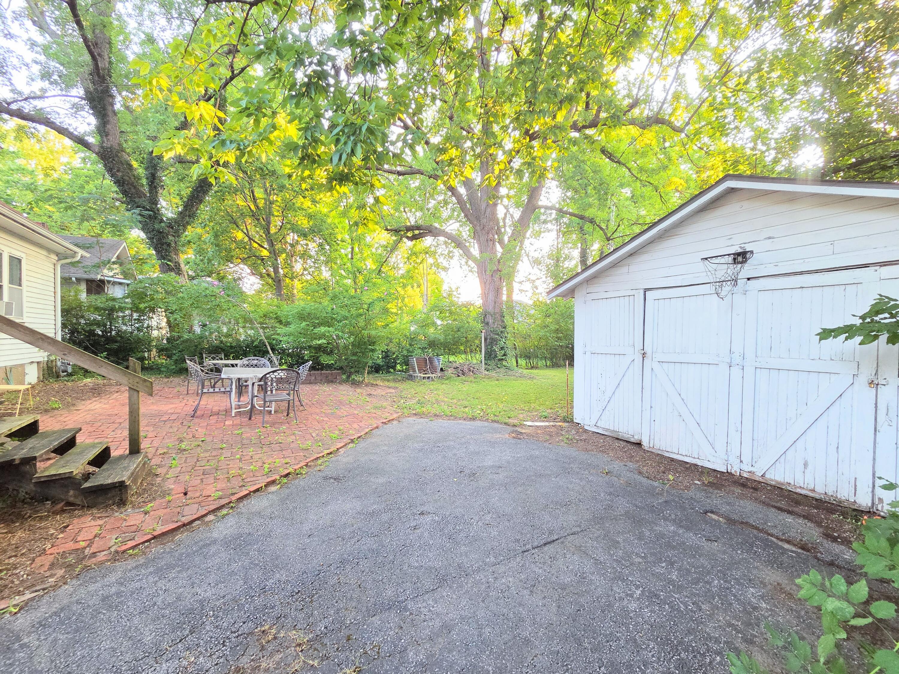 1106 South Florence Avenue Property Photo 9