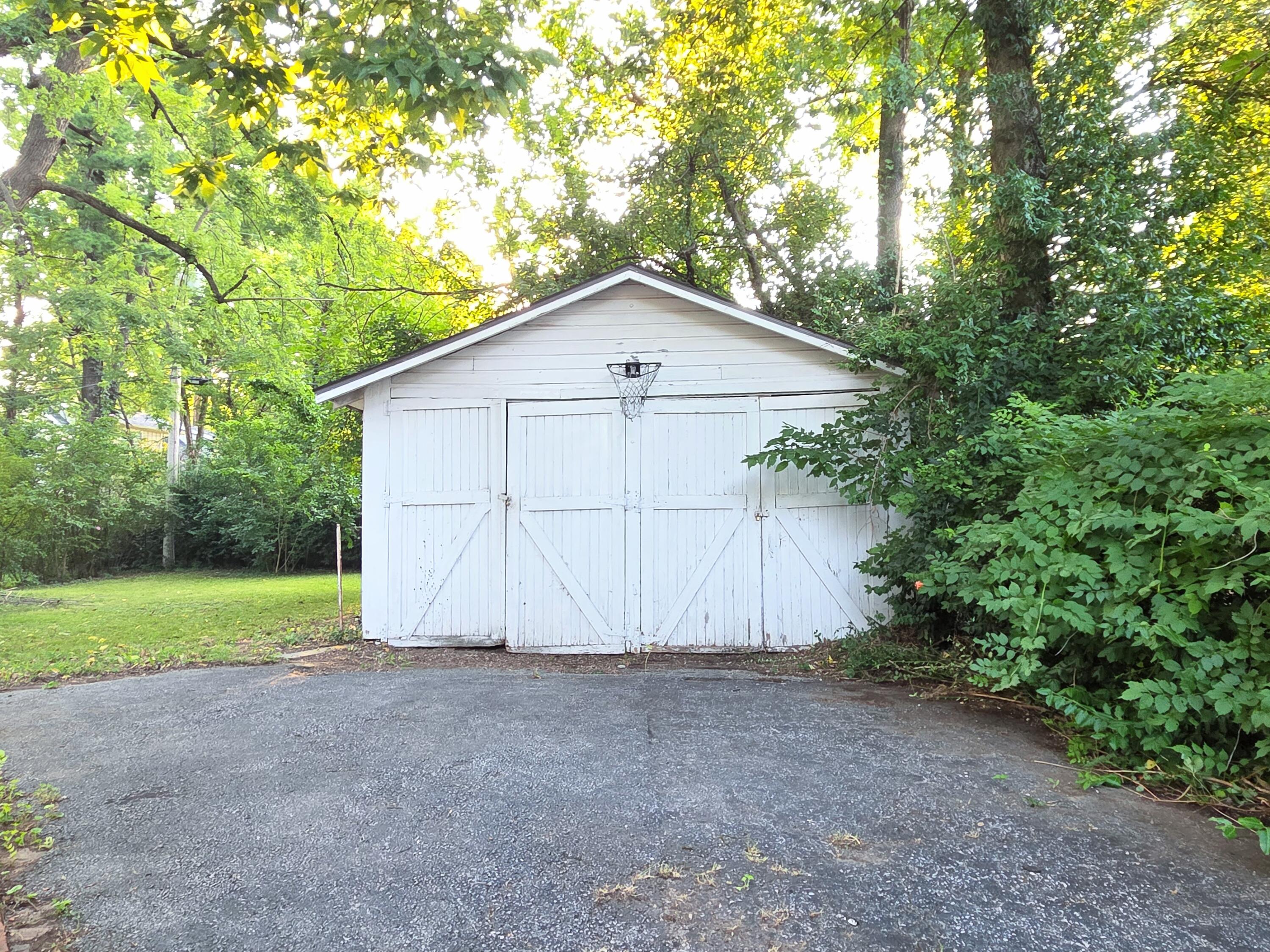 1106 South Florence Avenue Property Photo 11