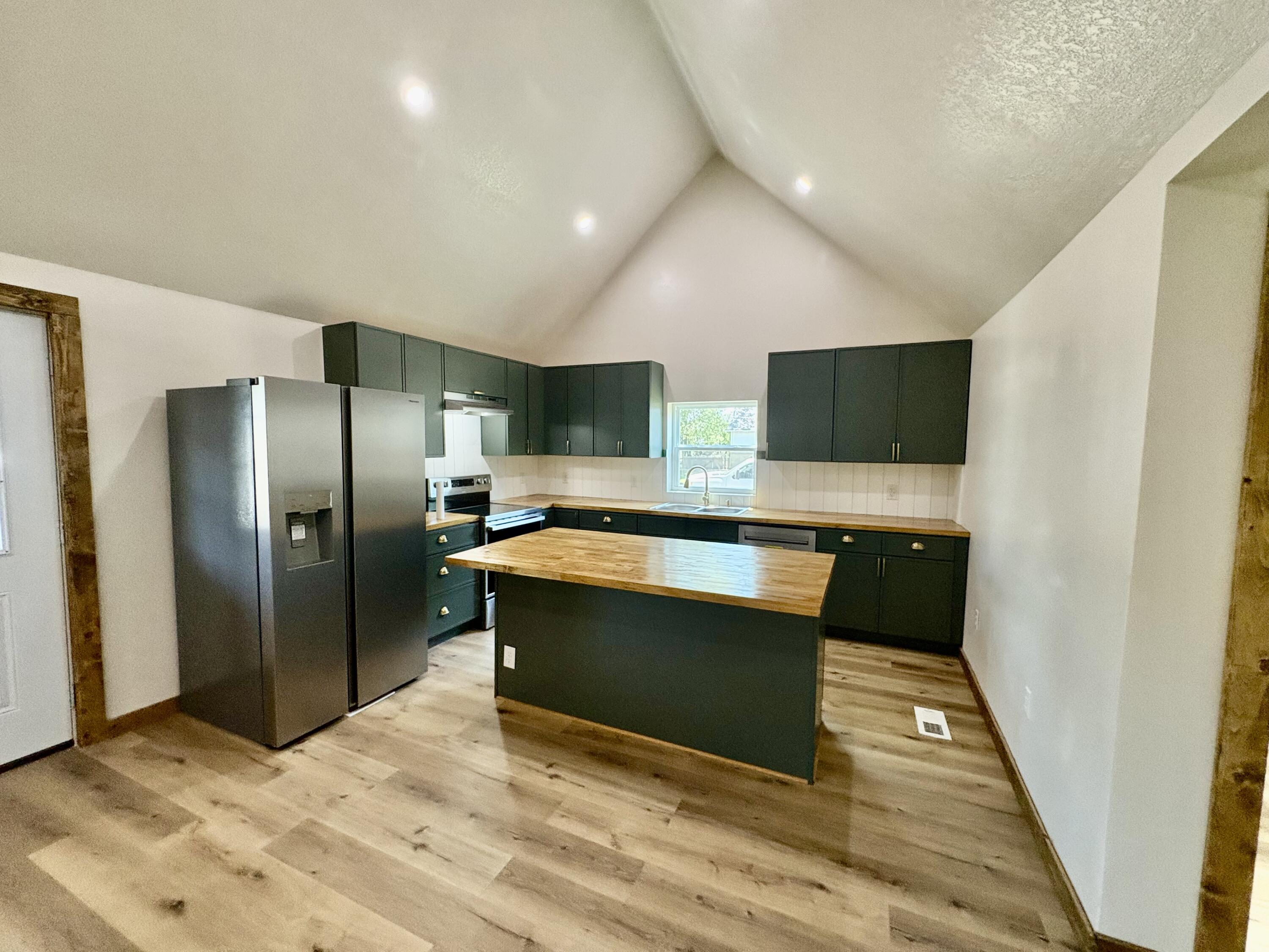 306 East 17th Street Property Photo 8
