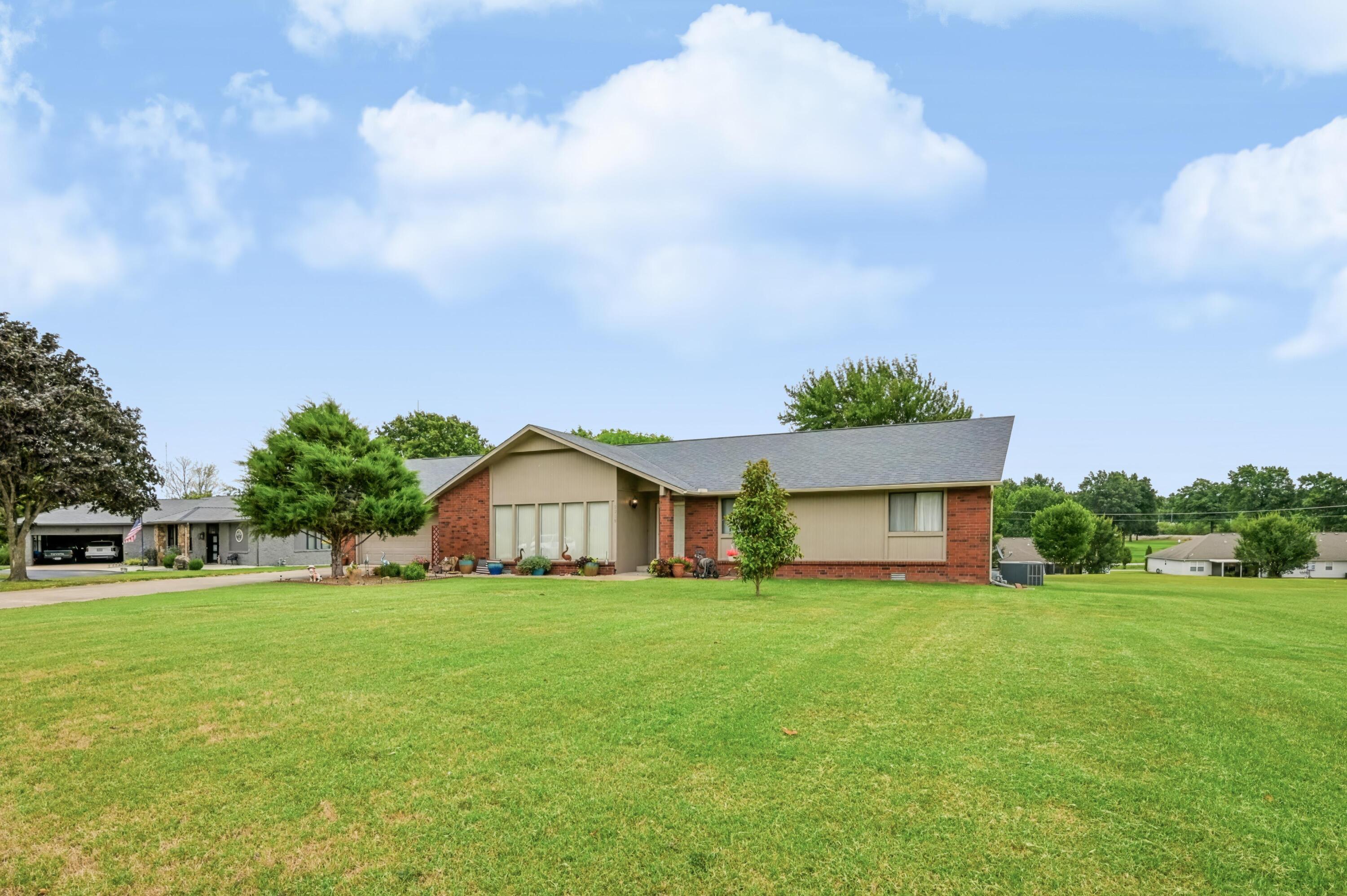2219 Twin Hills Drive Property Photo 3
