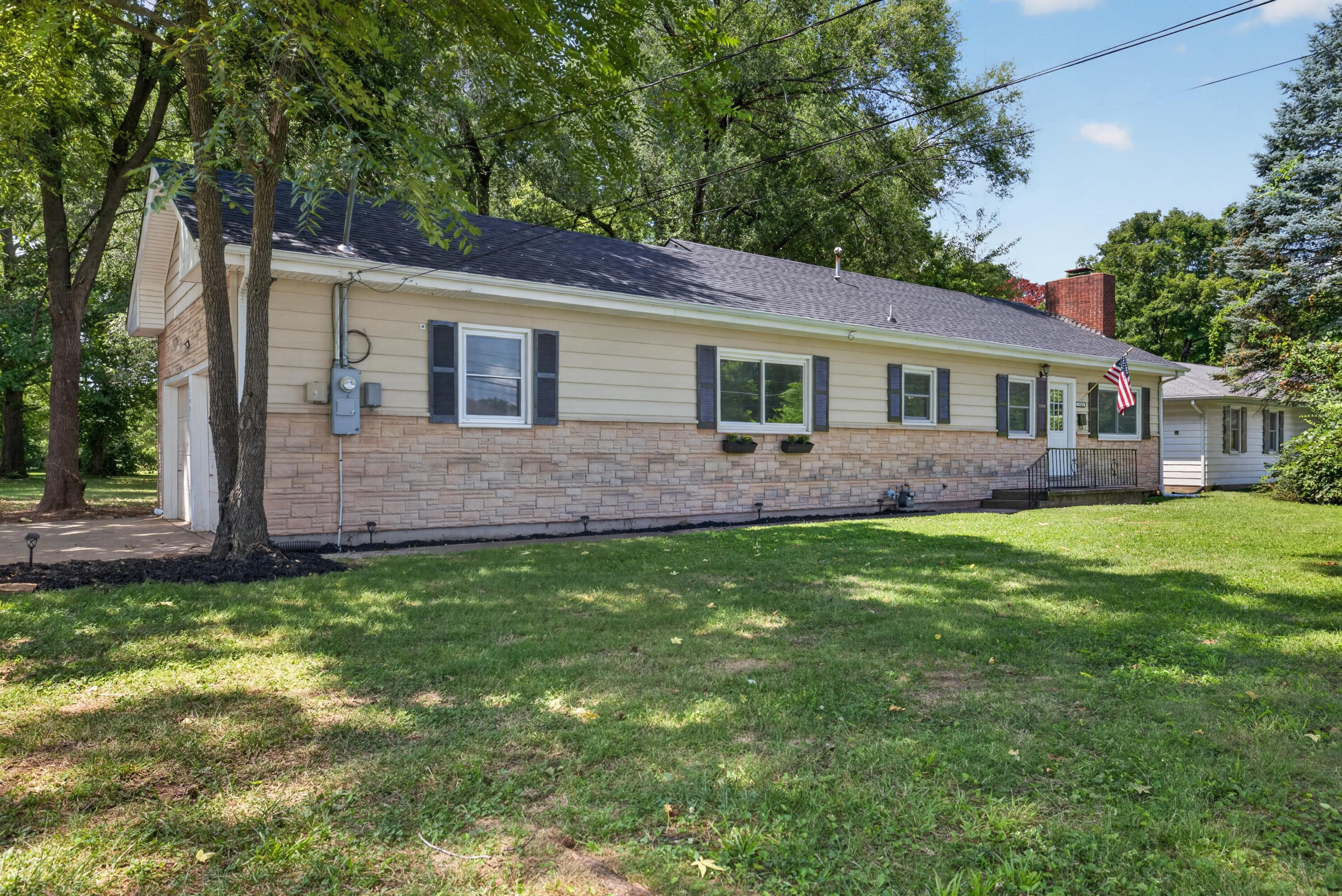 1133 South Oak Grove Avenue Property Photo 2