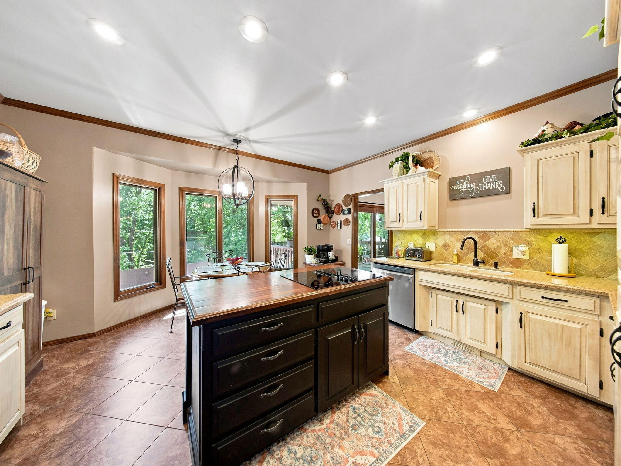 862 West Kingsway Drive Property Photo 18