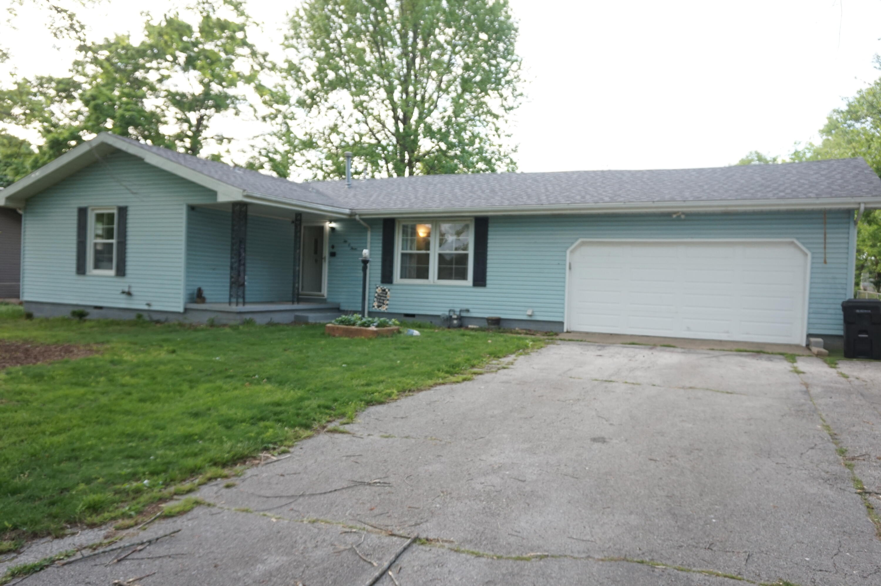 203 West King Drive Property Photo 1