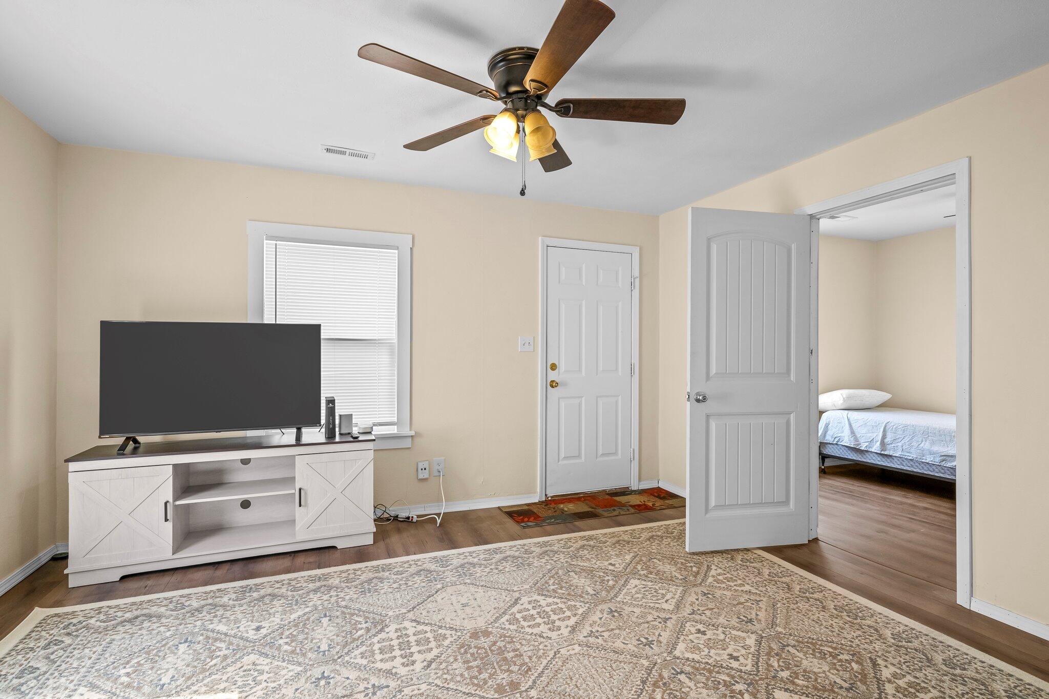 2528 North Kellett Avenue Property Photo 4