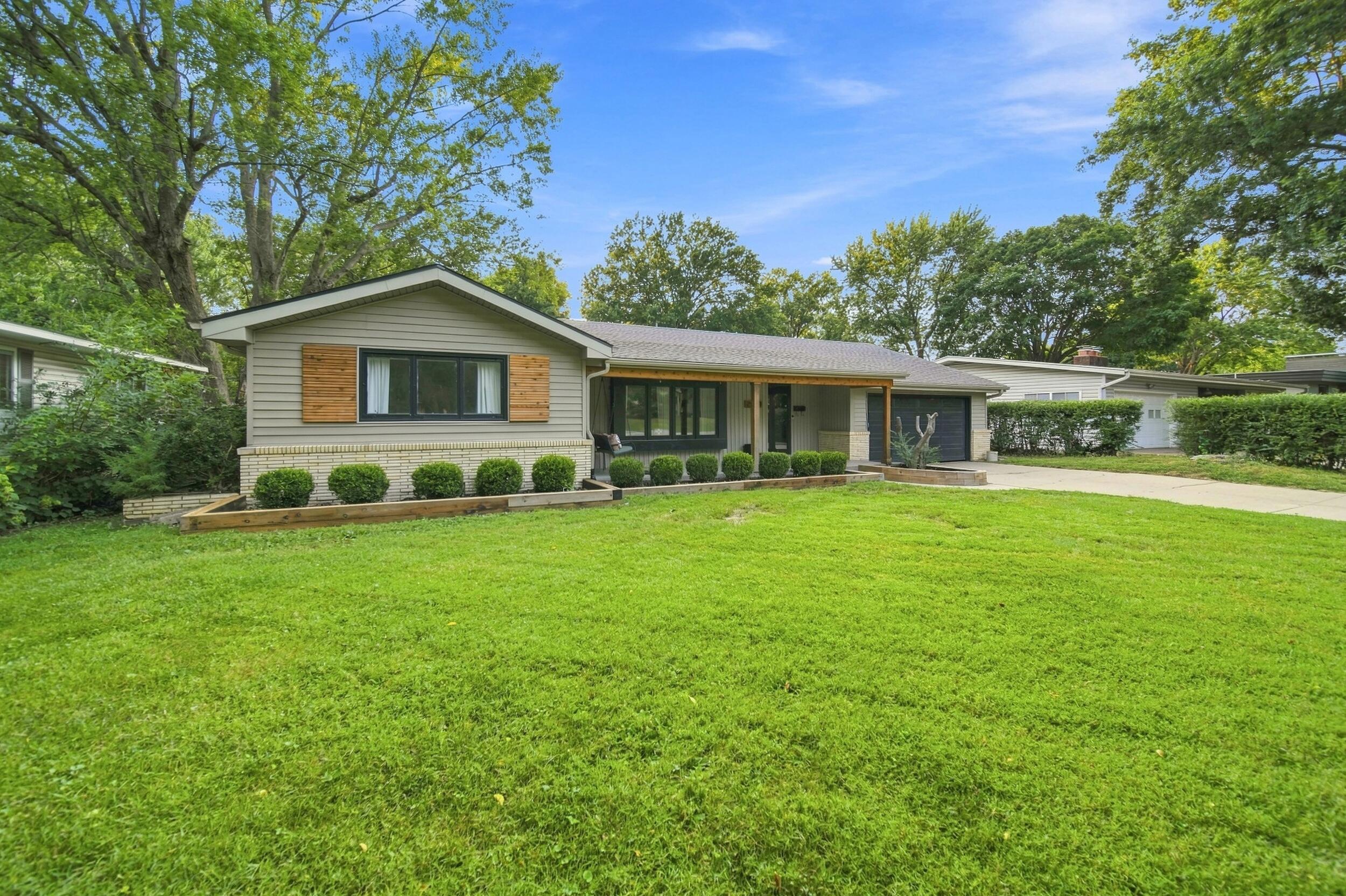 2453 South Luster Avenue Property Photo 4