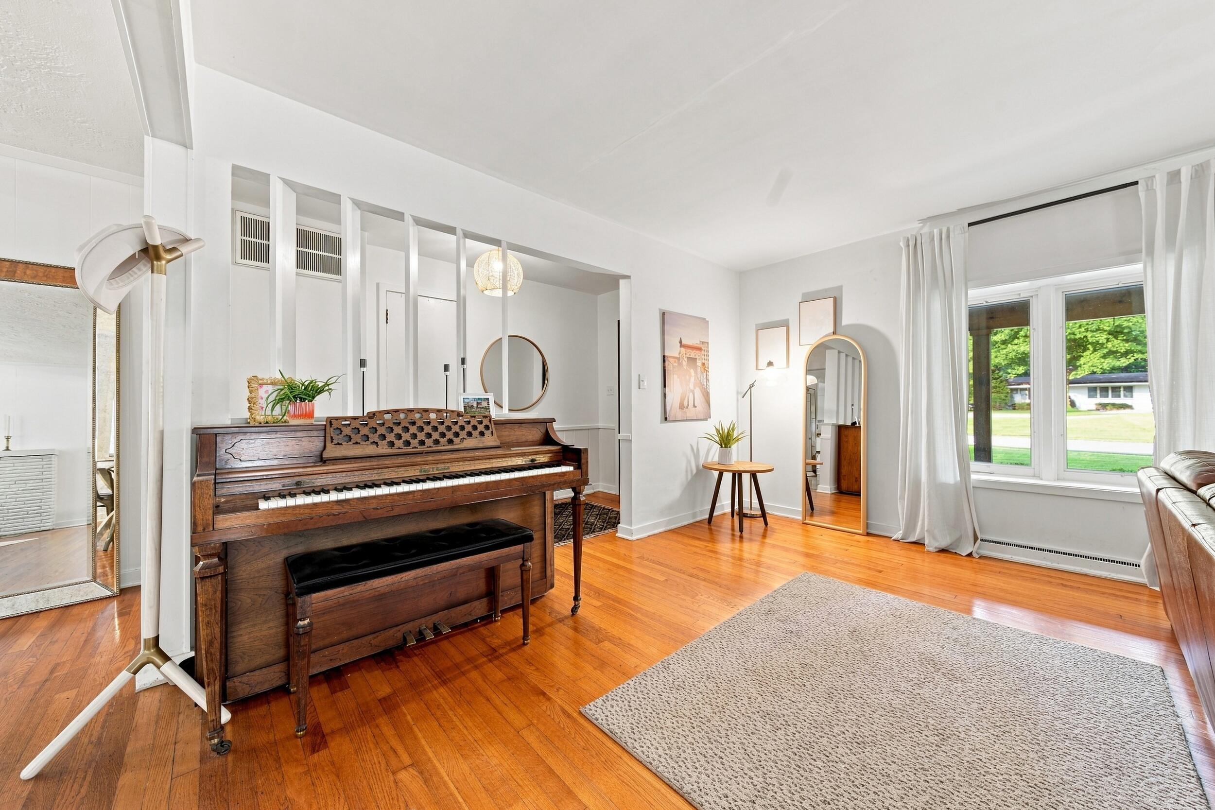2453 South Luster Avenue Property Photo 8