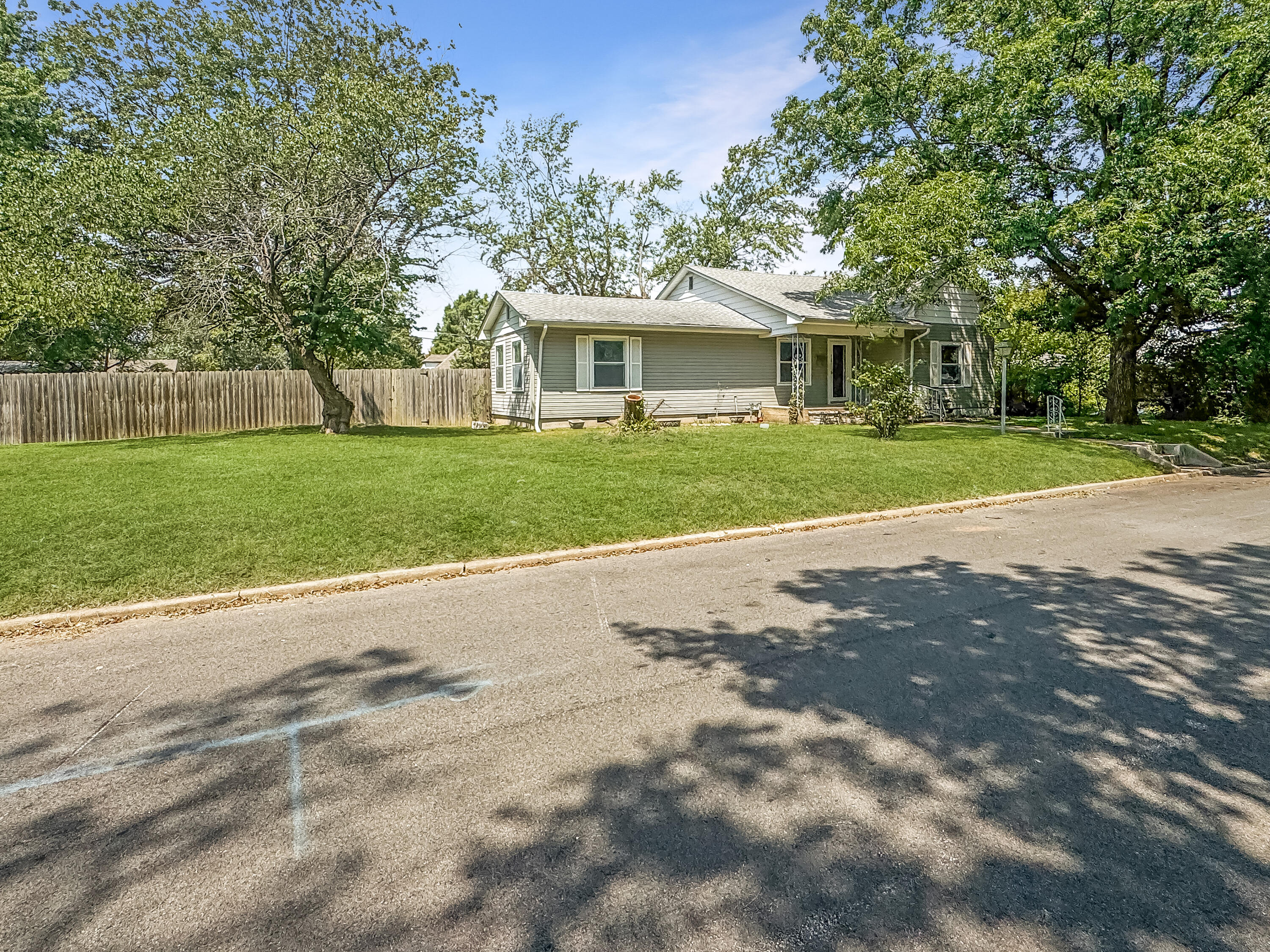 716 Campbell Street Property Photo 2