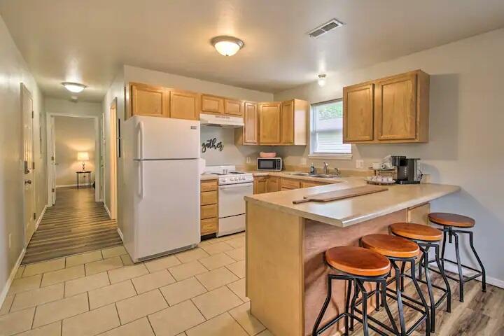 922 & 924 Renfrow Avenue Property Photo 6