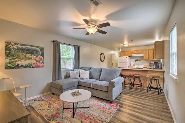 922 & 924 Renfrow Avenue Property Photo 8