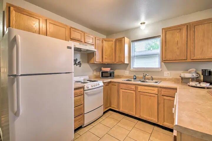 922 & 924 Renfrow Avenue Property Photo 10