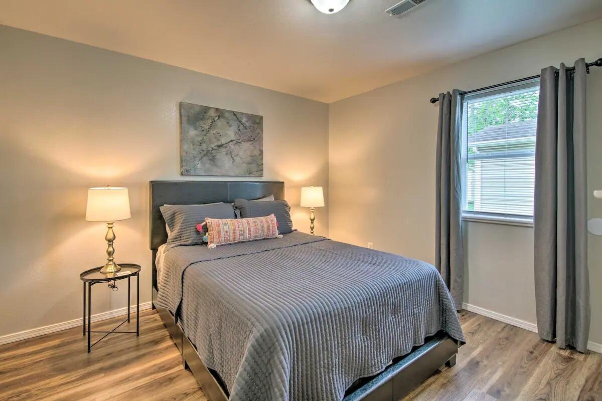 922 & 924 Renfrow Avenue Property Photo 11