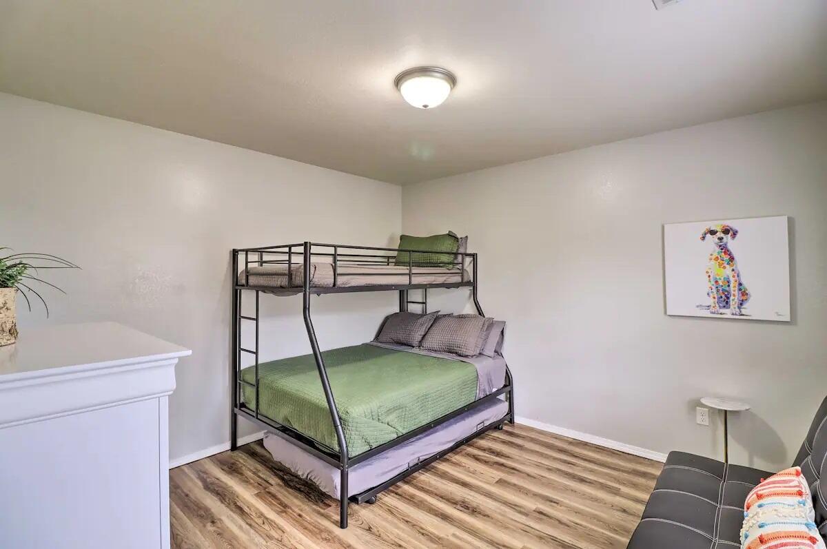922 & 924 Renfrow Avenue Property Photo 28