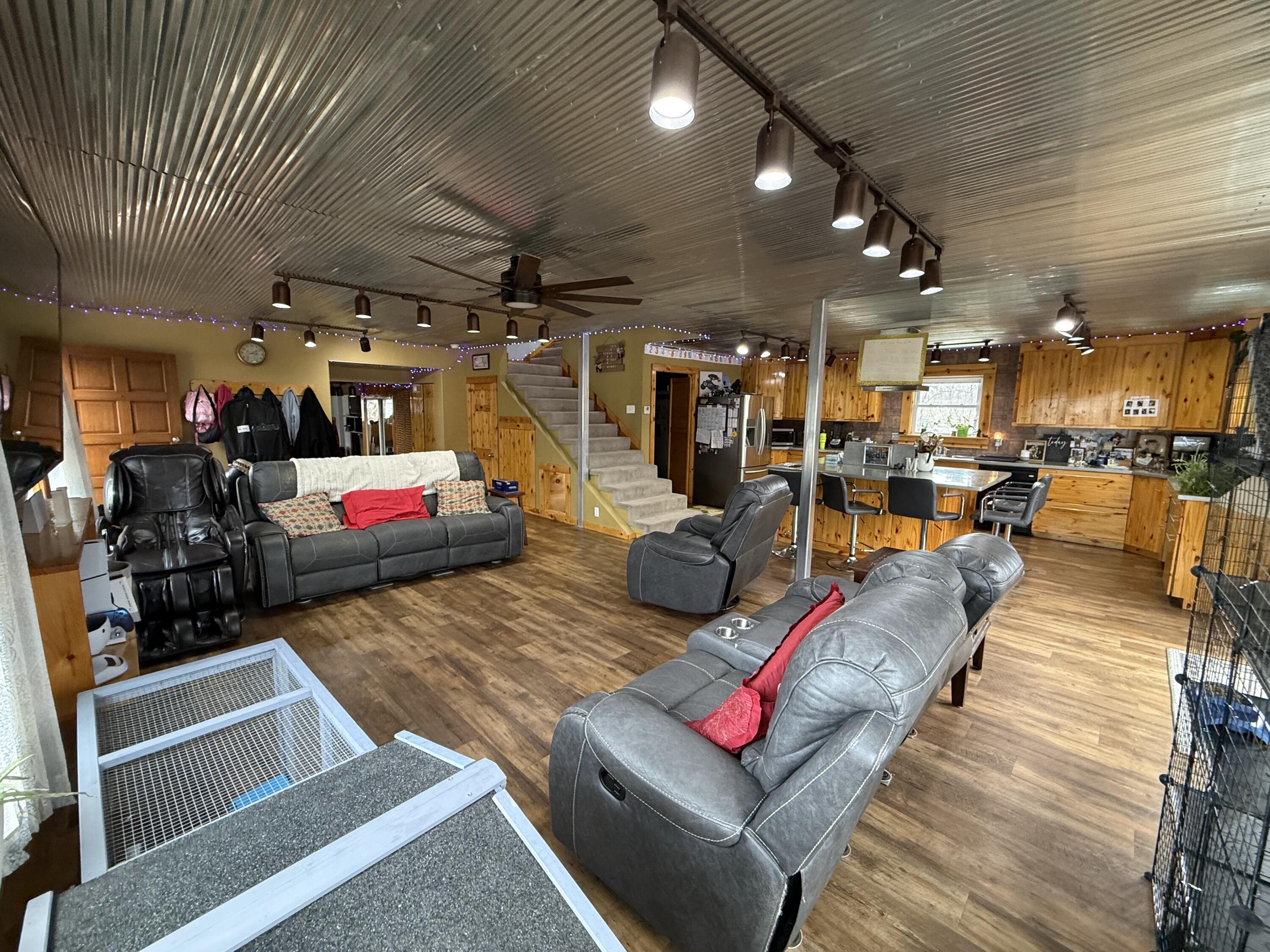 615 West Benton Street Property Photo 4