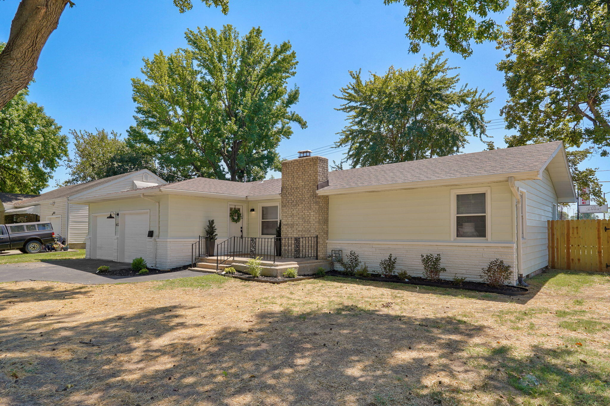 652 West University Street Property Photo 3