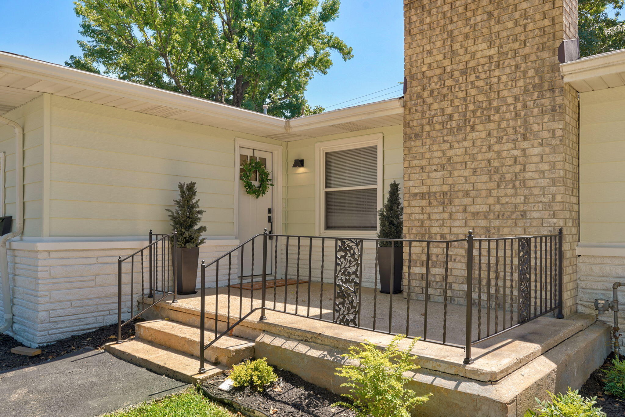 652 West University Street Property Photo 4
