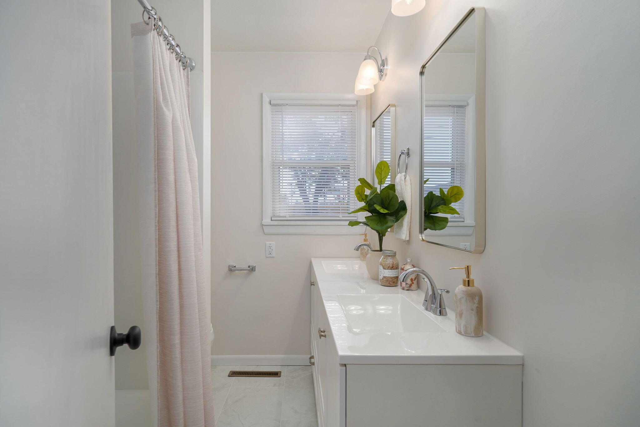 652 West University Street Property Photo 21