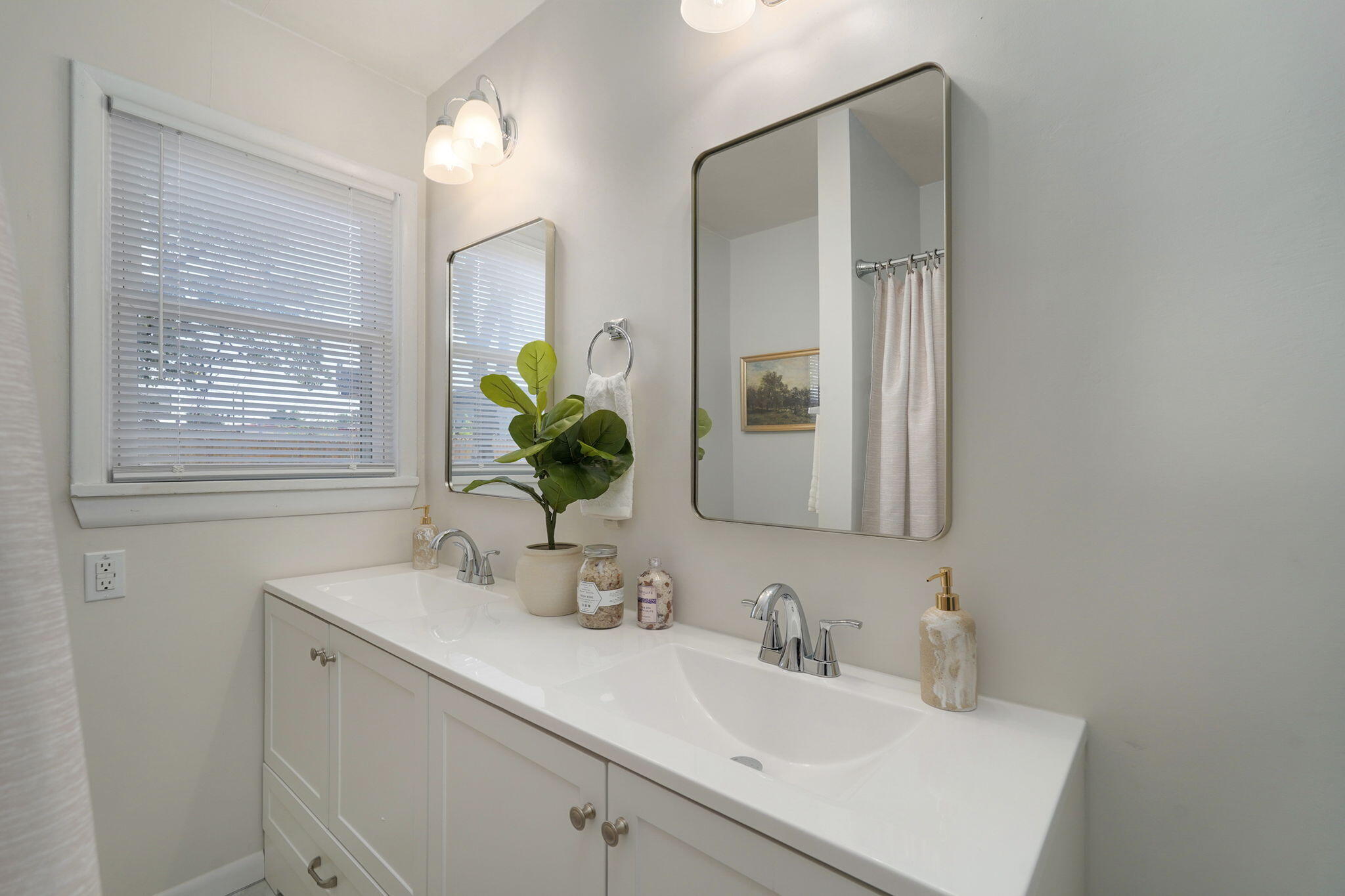 652 West University Street Property Photo 22