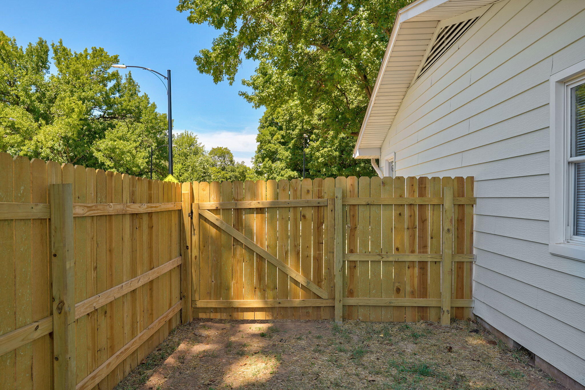 652 West University Street Property Photo 28