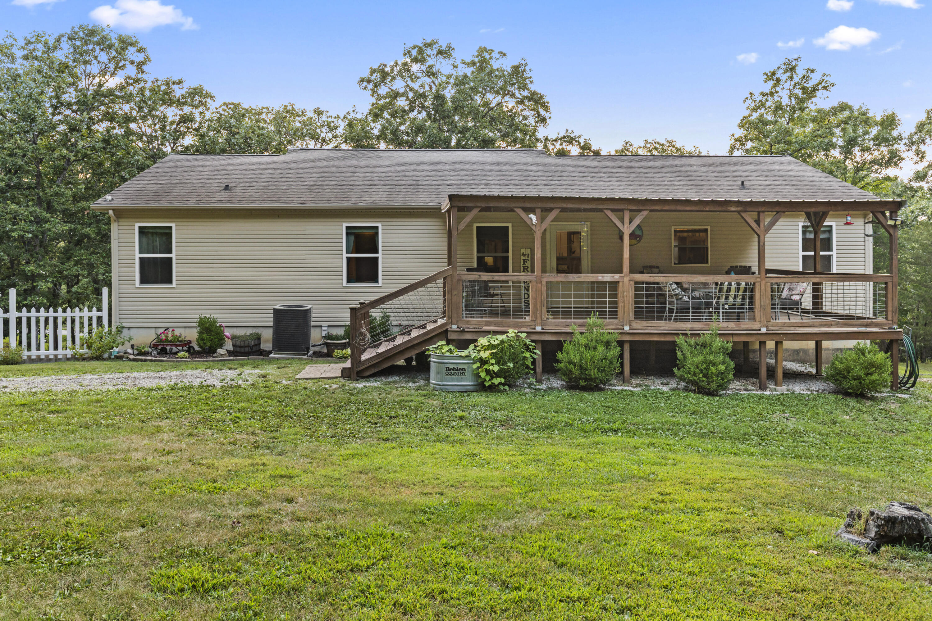 18275 New Hermitage Drive Property Photo 4