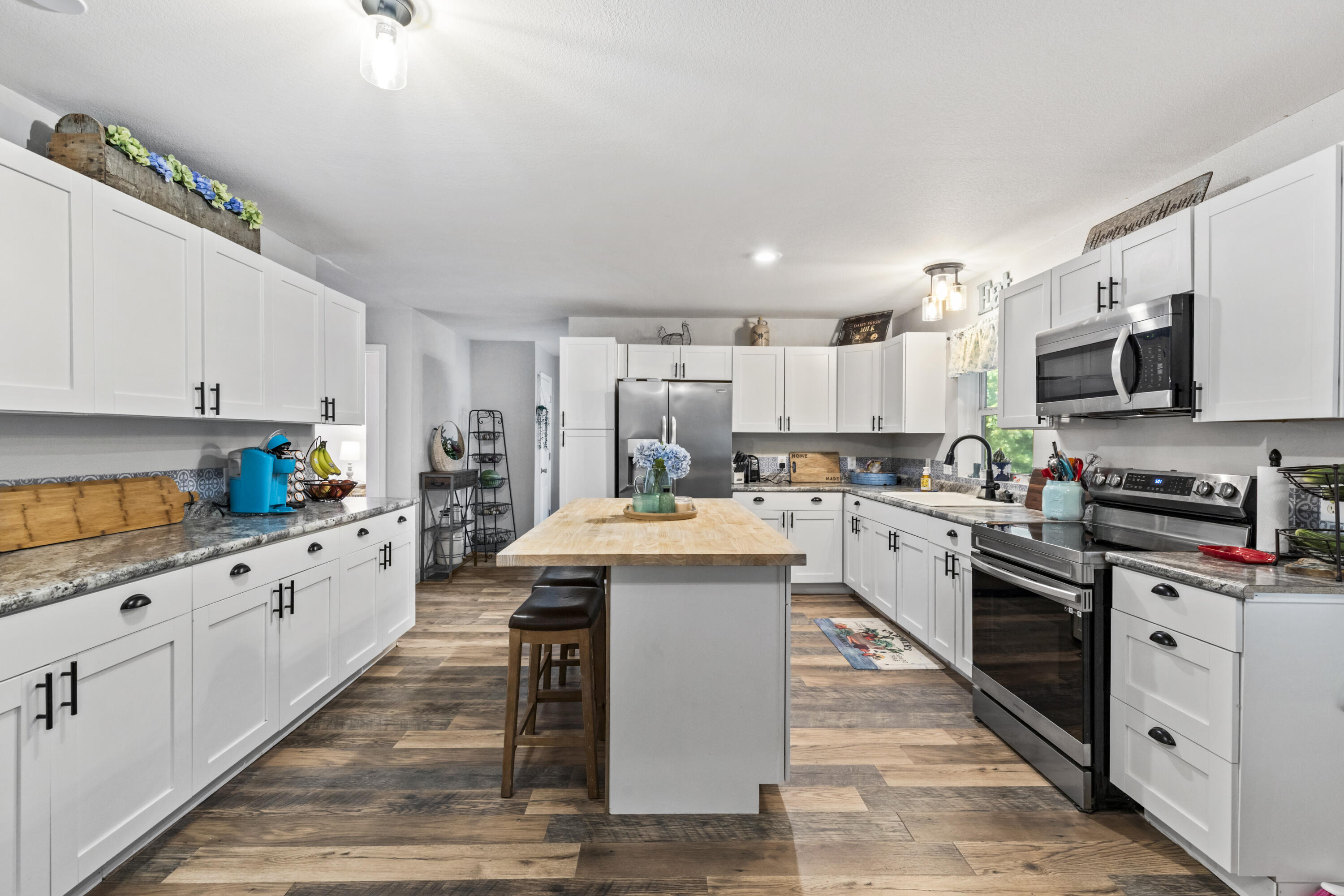 18275 New Hermitage Drive Property Photo 8